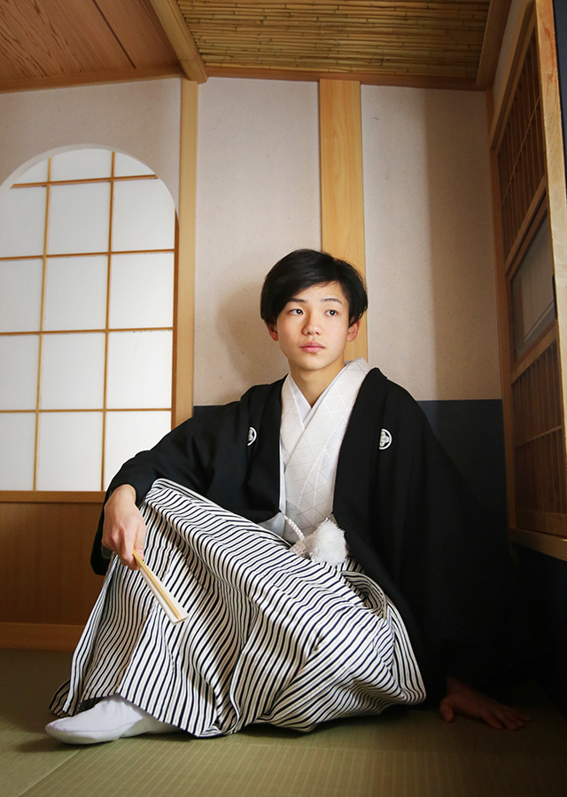 さいたま市のフォトスタジオラヴューは男子の袴姿も自然にかっこよく