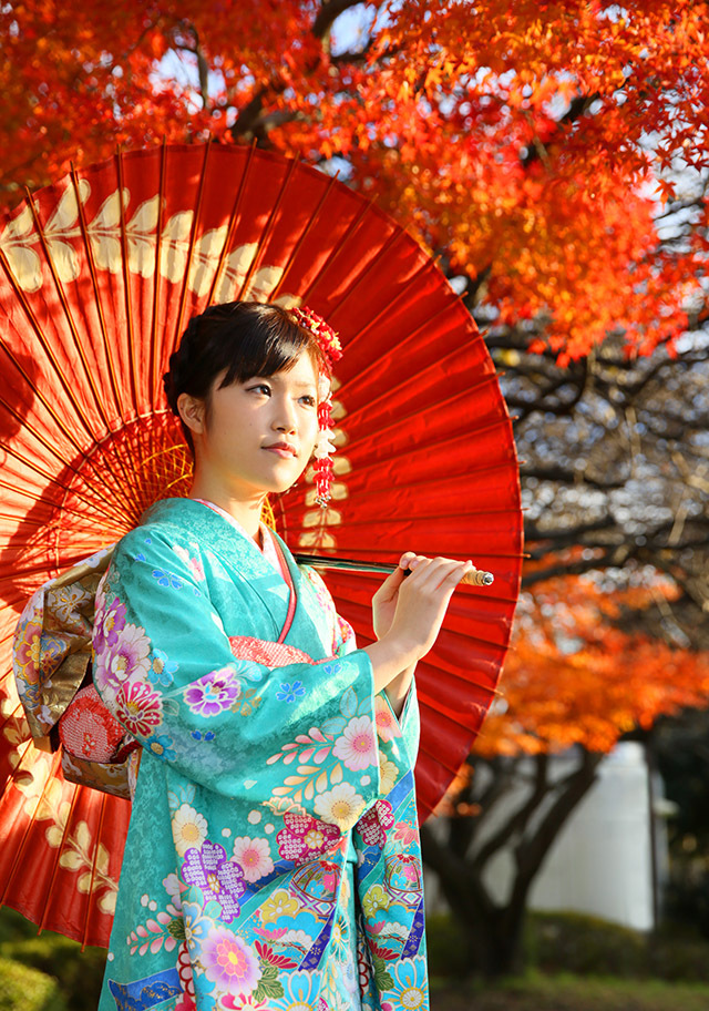 さいたま市大宮のフォトスタジオラヴューでは紅葉の中に成人振袖の美を重ね合わせます