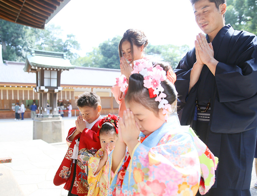 さいたま市大宮のフォトスタジオラヴュー本店のロケーション撮影（氷川神社境内にて_お姉ちゃんの様子を伺う３歳のお嬢様）