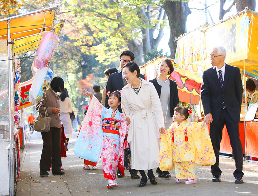 さいたま市大宮のフォトスタジオラヴュー本店のロケーション撮影（氷川参道で祖父母様とみんなで秋の日のお参り）