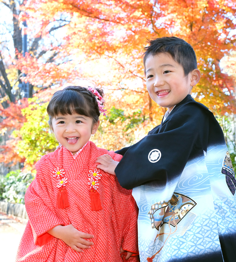 さいたま市大宮のフォトスタジオラヴュー本店のロケーション撮影（紅葉と氷川神社にて）